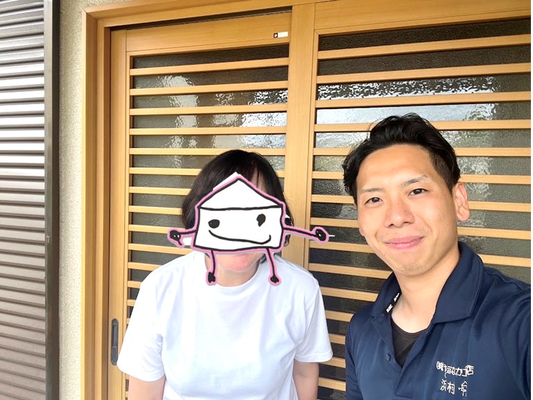 高石市で瓦屋根の棟瓦の漆喰修繕工事を行ったT様との記念写真